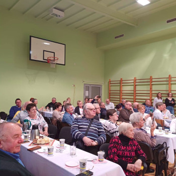 Zdjęcie gości przy stolach 