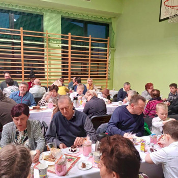 Zdjęcie gości przy stolach 