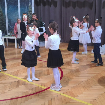 Dzieci w przebraniach balwanka tańczą do muzyki