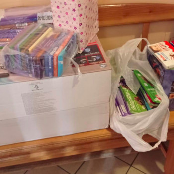 Zdjęcie zebranych datkow w postaci tabliczek czekolady
