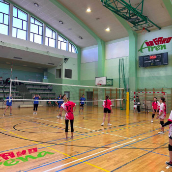 Zdjęcie sportowcow na boisku