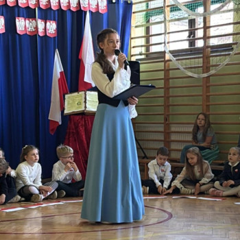 Dziewczyna w niebieskiej sukni podczas występu