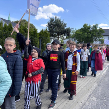 Lurzie idący w pochodzie