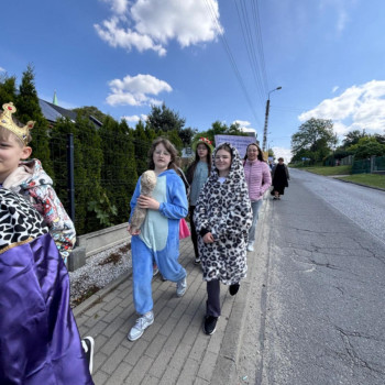 Dziewczyny w przebraniach biorące udział w pochodzie