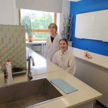 Zdjęcie dwóch dziewczyn w pracowni