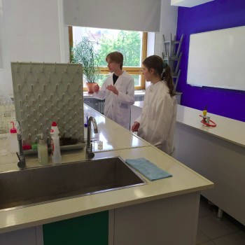 Dziewczyny w pracowni chemicznej