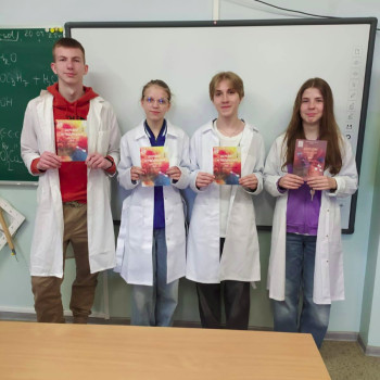 Zdjęcie czwórki laureatów z dyplomami