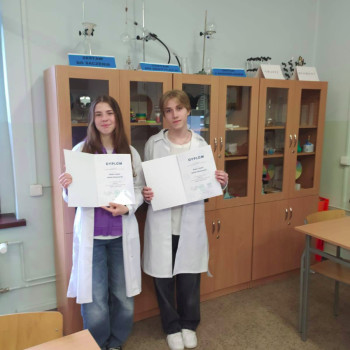 Zdjęcie laureatów z dyplomami
