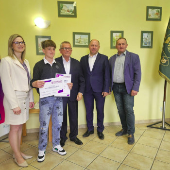 Zdjęcie laureata z organizatorami