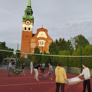 Grupa uczniów podczas zabaw na boisku