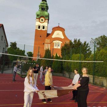 Grupa uczniów na boisku podczas zabawy