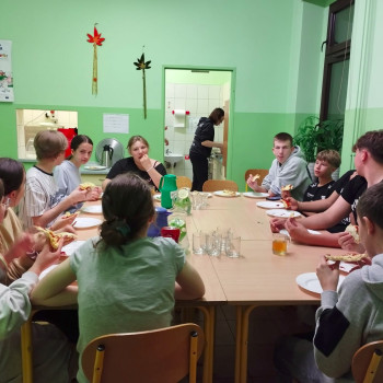 Grupa uczniów podczas zabawy