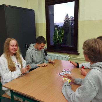 Gra w karty grupy uczniów