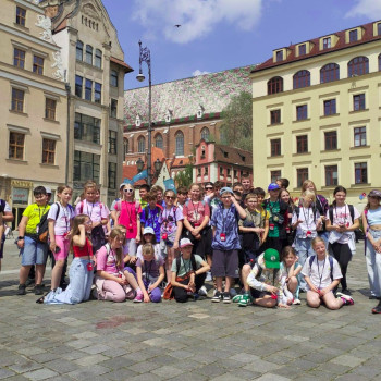 Zdjęcie grupowe uczestników wycieczki na rynku miejskim