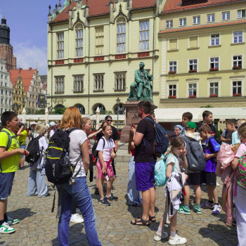 Zdjęcie uczestników wycieczki na rynku miejskim