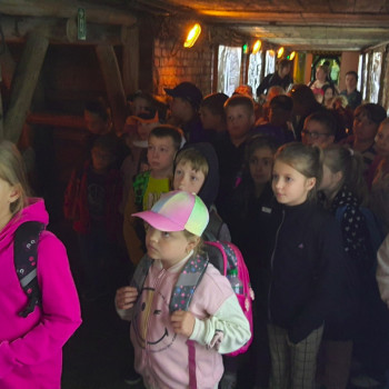 Uczniowie zwiedzają muzeum w podziemiach