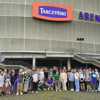 Zdjęcie grupowe przed stadionem