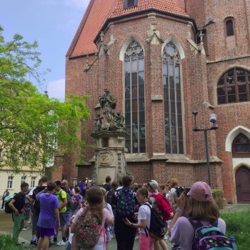 Zdjęcie przed budynkiem
