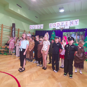 Grupa uczniów podczas przedstawienia 