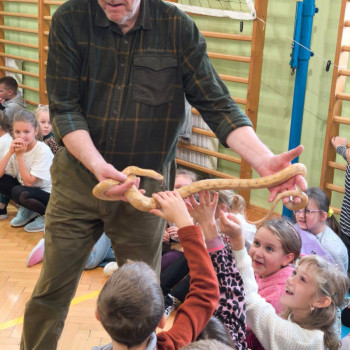 Zdjęcie osoby trzymającej w ręce węża