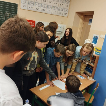 grupa uczniów bierze udział w zabawach andrzejkowych