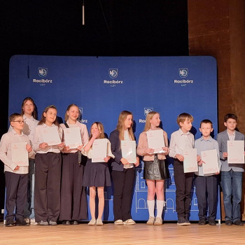 Zdjęcie stypendystów podczas wręczana wyróżnień