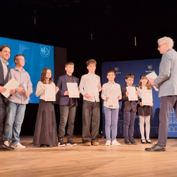 Grupa uczniów podczas wręczania wyróżnień