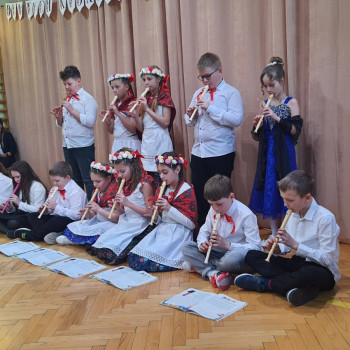 Grupa uczniów grających na fletach