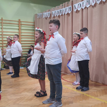 Grupa uczniów podczas tańca