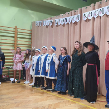 Grupa uczniów podczas występu