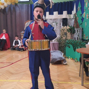 Chłopiec z bębenkiem w przebraniu
