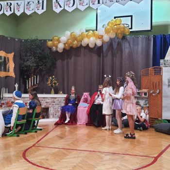 Grupa uczniów podczas występu