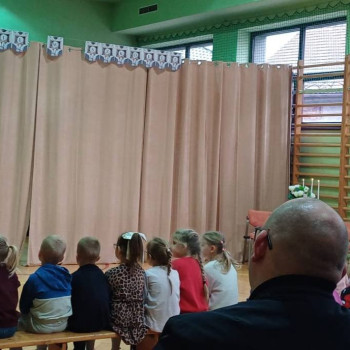 Prowadzący przemawia do przybyłych gości