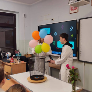 uczennica wykonuje eksperyment