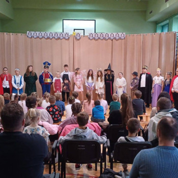 Zdjęcie grupowe występujących uczniów