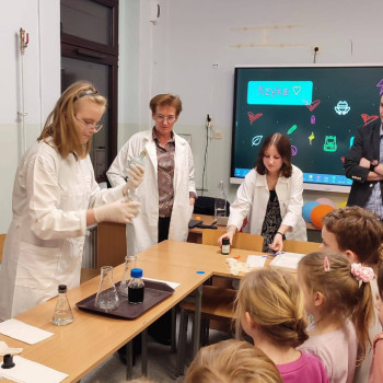 Zdjęcie w pracowni chemicznej podczas demonstracji eksperymentu