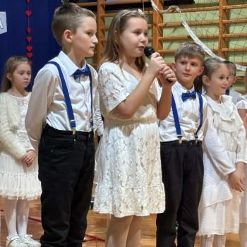 Chłopiec i dziewczynka mówią do mikrofonu
