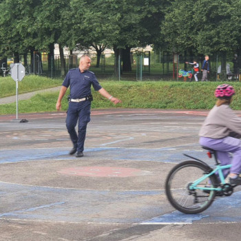 Uczeń zdaje egzamin na rowerze